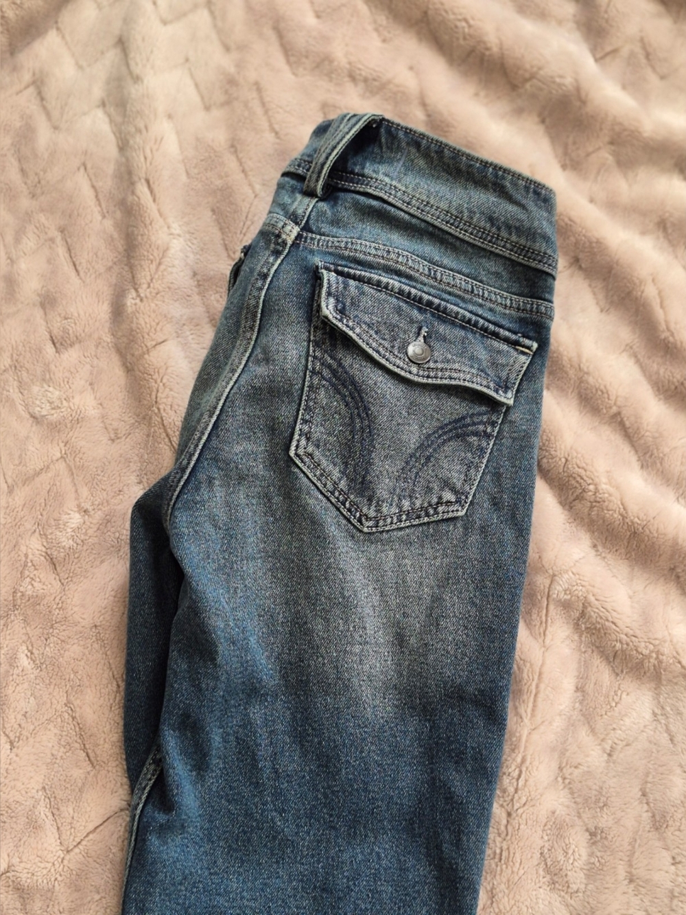 Like New Hollister Women's Low Cut Medium Wash Blue Denim Jeans Size 29